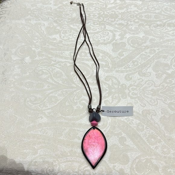 NWT decouture Adjustable Drop Leaf Pendant Necklace - Picture 3 of 8